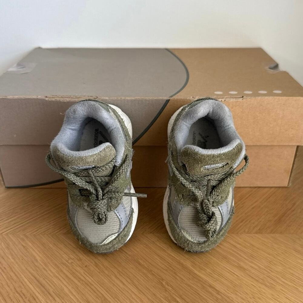 New Balance 2002 R ‘Olive’ Toddler Sneakers- SZ 4 C - Picture 6 of 9